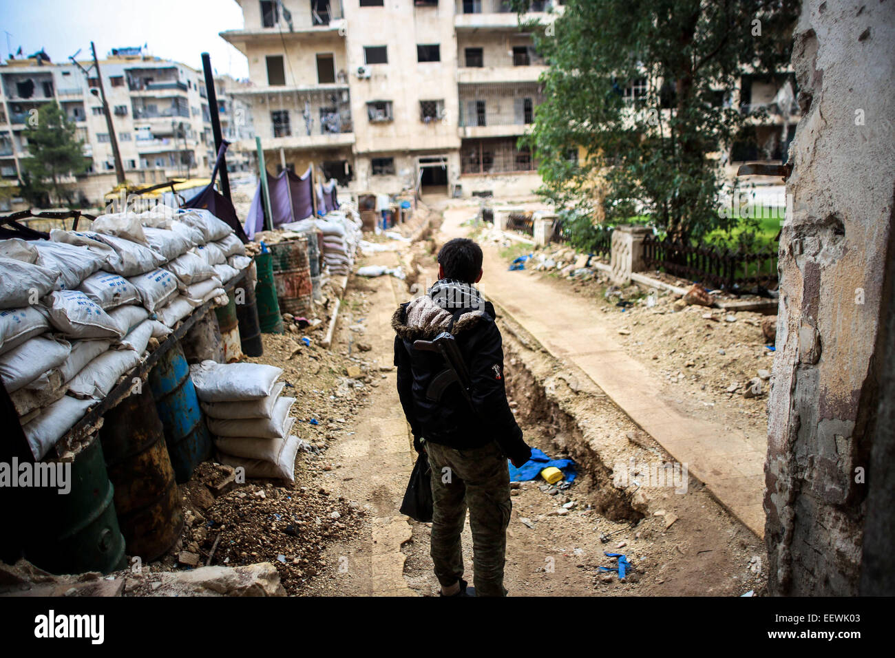 Gli stati di al-Qaeda in una zona denominata Air Force Intelligence di Aleppo combattimenti con al-Assad di elementi dell'esercito in prima linea. © Ibrahim Khader/Pacific Press/Alamy Live News Foto Stock
