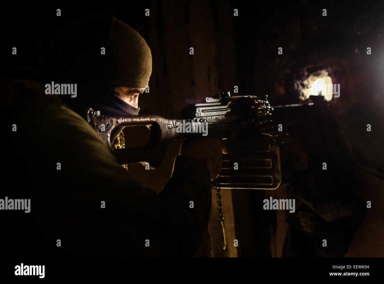 Gli stati di al-Qaeda con il volto coperto da diverse nazionalità, essi si trovano in una zona denominata Air Force Intelligence di Aleppo combattimenti con al-Assad di elementi dell'esercito in prima linea. © Ibrahim Khader/Pacific Press/Alamy Live News Foto Stock