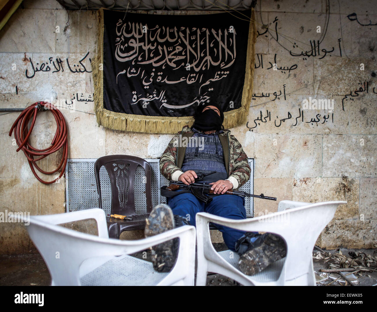 Gli stati di al-Qaeda con il volto coperto da diverse nazionalità, essi si trovano in una zona denominata Air Force Intelligence di Aleppo combattimenti con al-Assad di elementi dell'esercito in prima linea. © Ibrahim Khader/Pacific Press/Alamy Live News Foto Stock