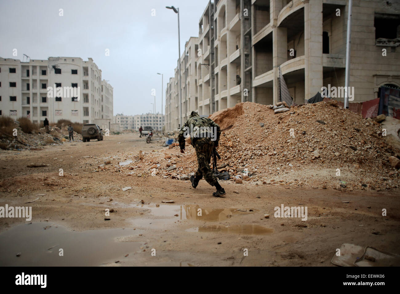Gli stati di al-Qaeda con il volto coperto in una zona chiamata Bustan al-qasr di Aleppo combattimenti con al-Assad di elementi dell'esercito in prima linea. © Ibrahim Khader/Pacific Press/Alamy Live News Foto Stock