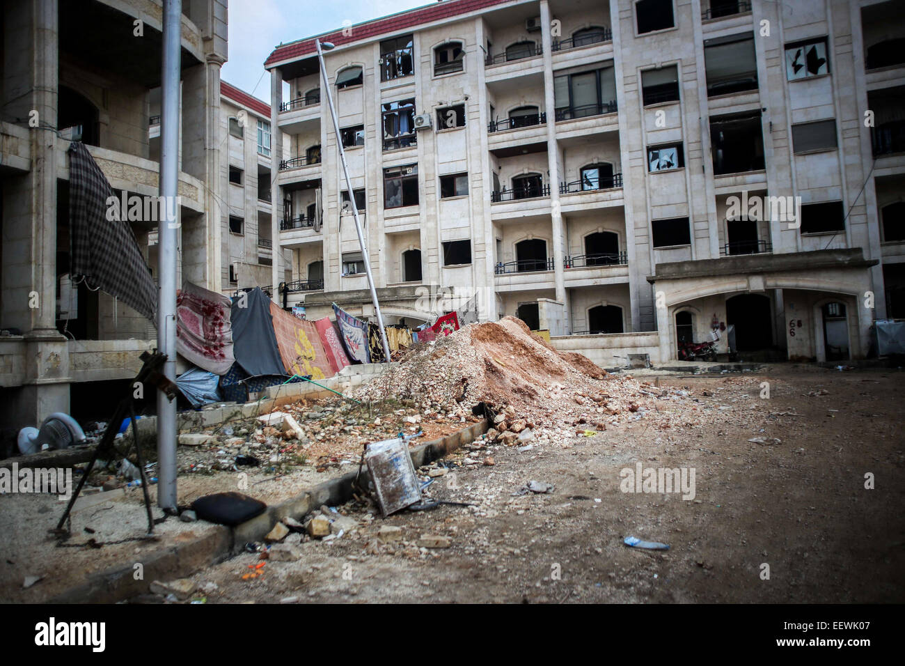 I membri di al-Qaeda con il volto coperto da diverse nazionalità, essi si trovano in una zona chiamata Bustan al-qasr di Aleppo combattimenti con al-Assad di elementi dell'esercito in prima linea. © Ibrahim Khader/Pacific Press/Alamy Live News Foto Stock
