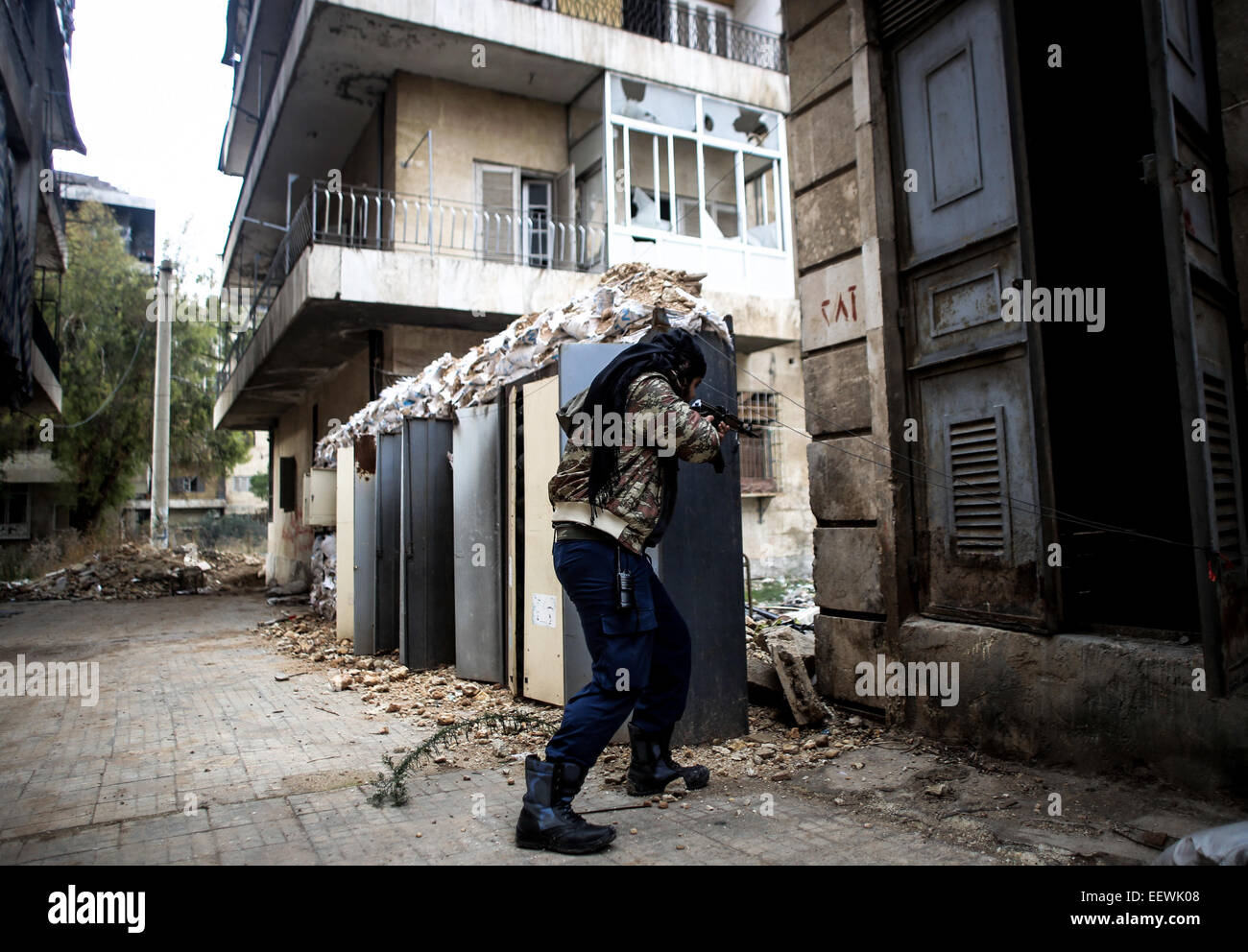 Gli stati di al-Qaeda con il volto coperto da diverse nazionalità, essi si trovano in una zona denominata Air Force Intelligence di Aleppo combattimenti con al-Assad di elementi dell'esercito in prima linea. © Ibrahim Khader/Pacific Press/Alamy Live News Foto Stock