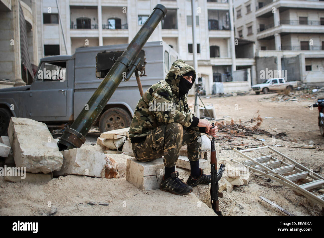 Gli stati di al-Qaeda con il volto coperto in una zona chiamata Bustan al-qasr di Aleppo combattimenti con al-Assad di elementi dell'esercito in prima linea. © Ibrahim Khader/Pacific Press/Alamy Live News Foto Stock
