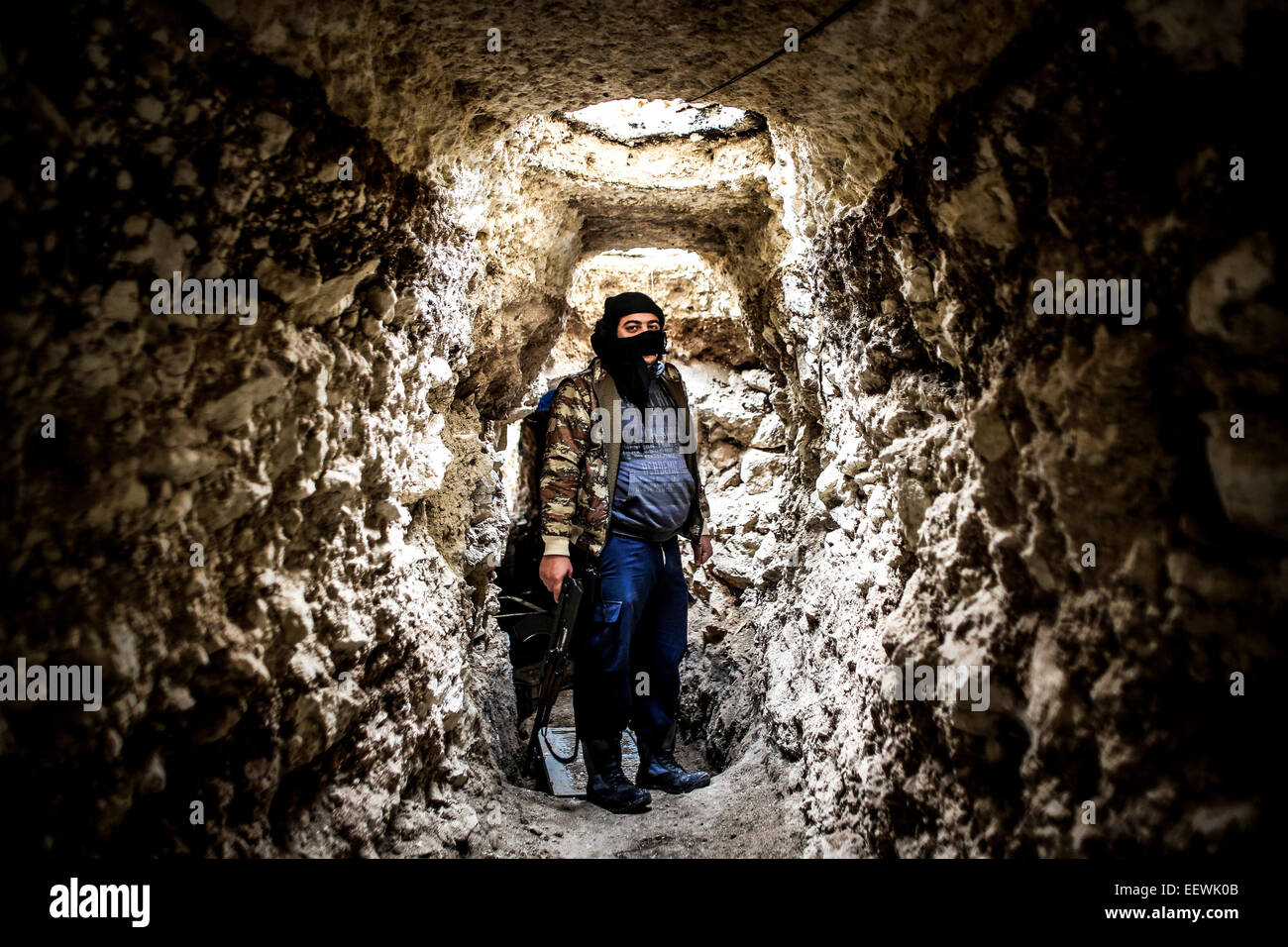 Gli stati di al-Qaeda con il volto coperto da diverse nazionalità, all'interno di un tunnel nella zona denominata Air Force Intelligence di Aleppo combattimenti con al-Assad di elementi dell'esercito in prima linea. © Ibrahim Khader/Pacific Press/Alamy Live News Foto Stock
