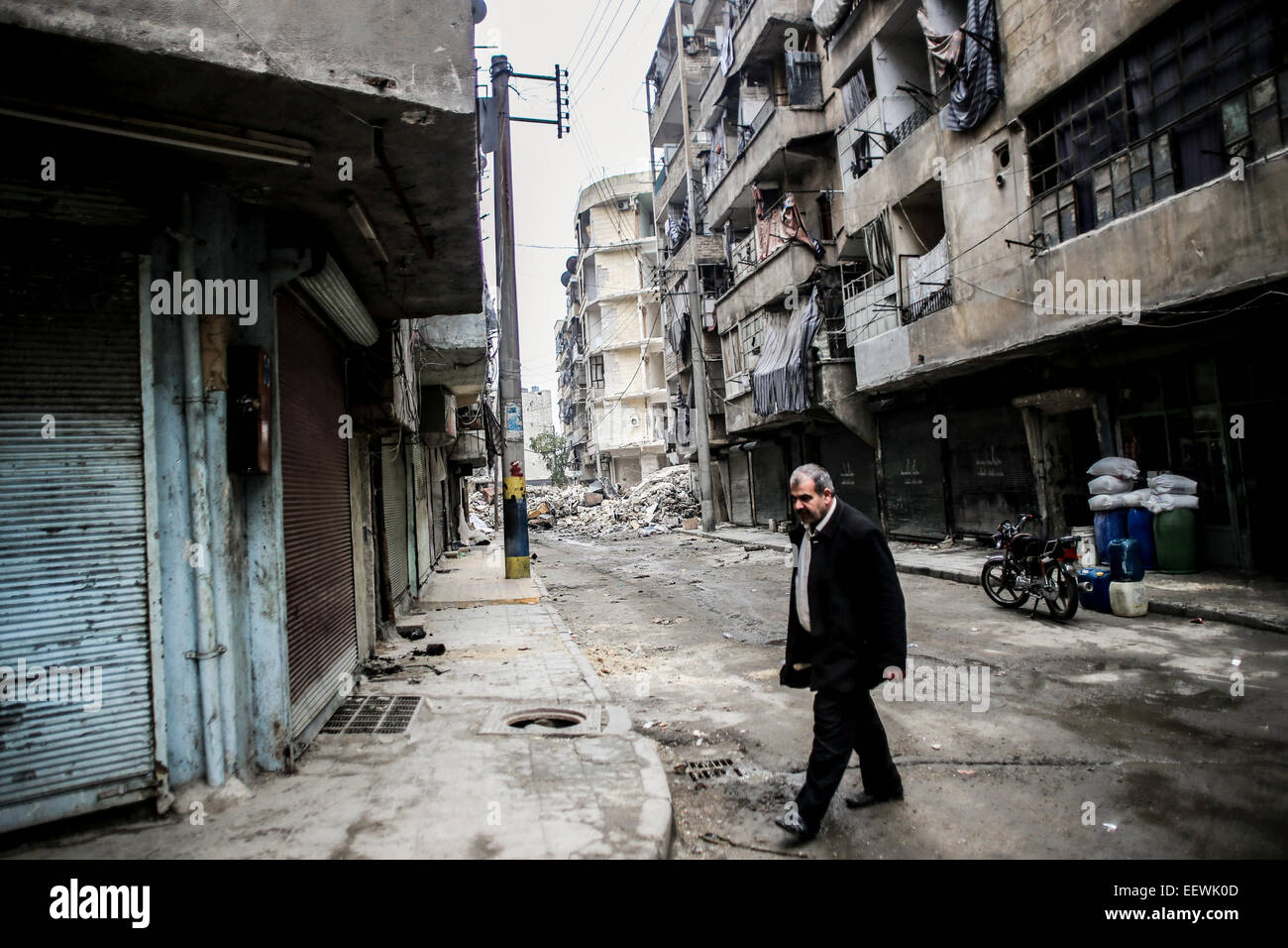 Un uomo visto in edifici abbandonati ad Aleppo. I membri di al-Qaeda da diverse nazionalità (non visibile), nascondere in una zona denominata Bustan al-qasr di Aleppo combattimenti con al-Assad di elementi dell'esercito in prima linea. © Ibrahim Khader/Pacific Press/Alamy Live News Foto Stock