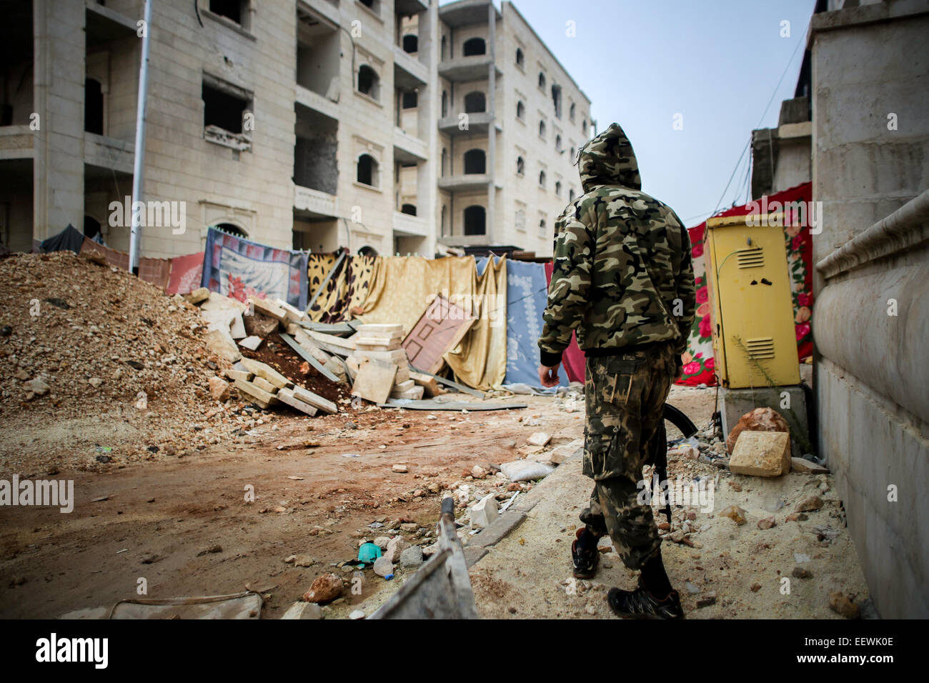 Gli stati di al-Qaeda con il volto coperto in una zona chiamata Bustan al-qasr di Aleppo combattimenti con al-Assad di elementi dell'esercito in prima linea. © Ibrahim Khader/Pacific Press/Alamy Live News Foto Stock