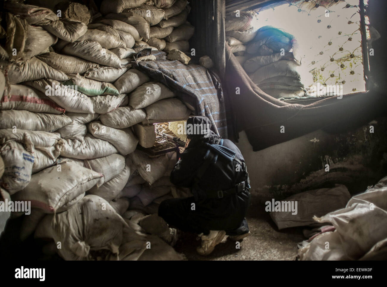 Gli stati di al-Qaeda con il volto coperto da diverse nazionalità, essi si trovano in una zona denominata Air Force Intelligence di Aleppo combattimenti con al-Assad di elementi dell'esercito in prima linea. © Ibrahim Khader/Pacific Press/Alamy Live News Foto Stock