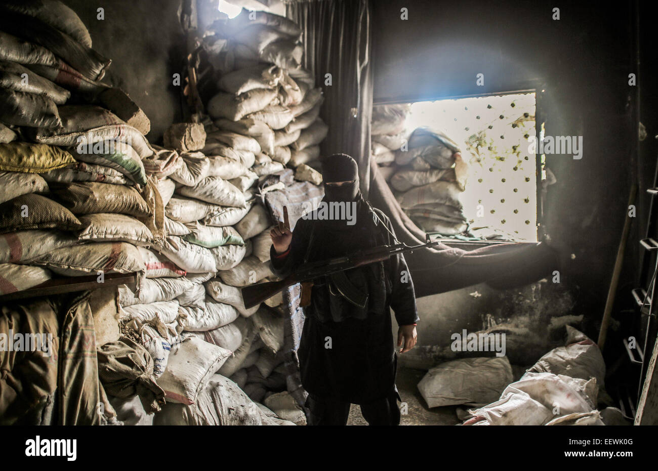 Gli stati di al-Qaeda con il volto coperto da diverse nazionalità, essi si trovano in una zona denominata Air Force Intelligence di Aleppo combattimenti con al-Assad di elementi dell'esercito in prima linea. © Ibrahim Khader/Pacific Press/Alamy Live News Foto Stock