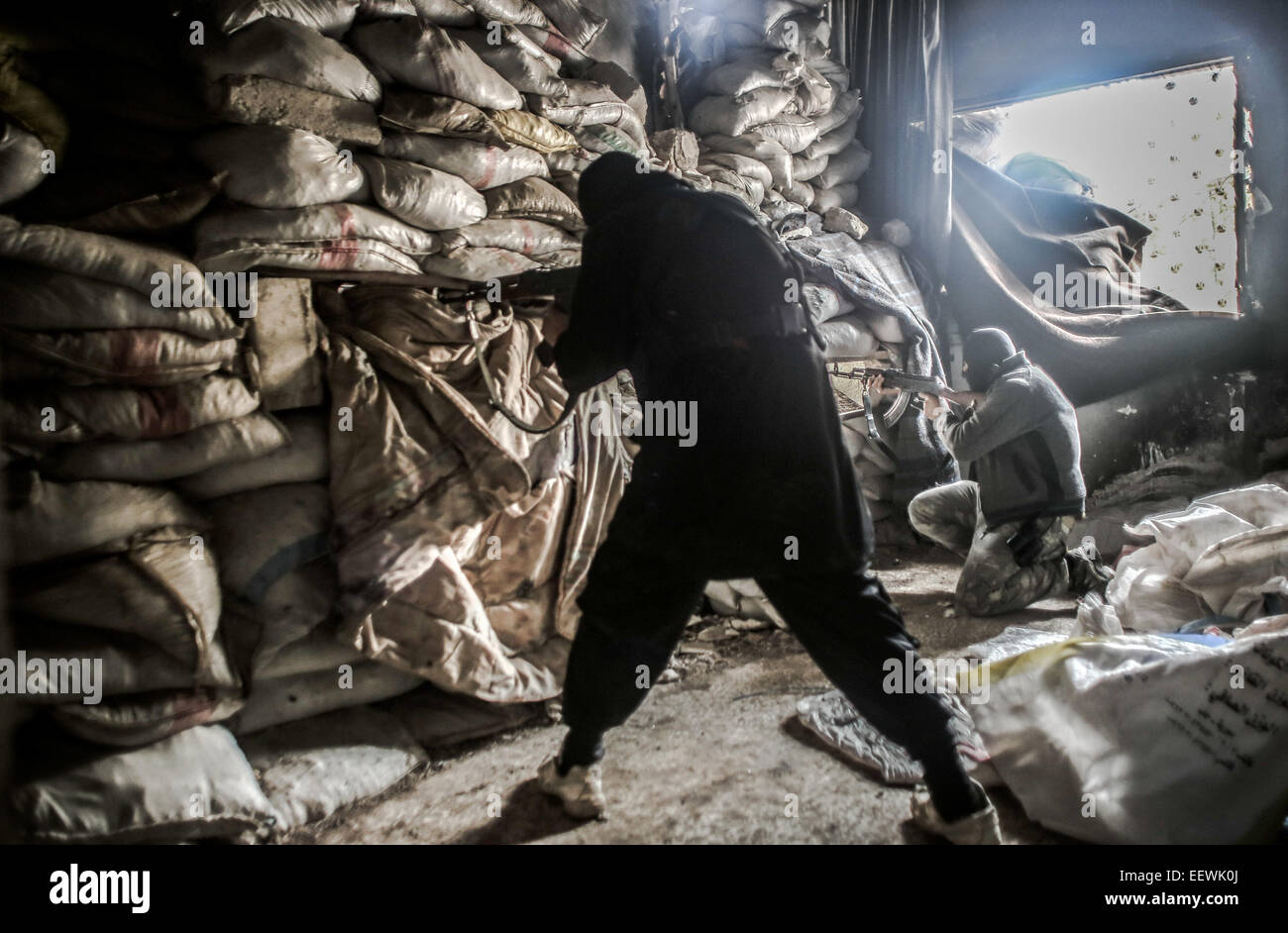 Gli stati di al-Qaeda con il volto coperto da diverse nazionalità, essi si trovano in una zona denominata Air Force Intelligence di Aleppo combattimenti con al-Assad di elementi dell'esercito in prima linea. © Ibrahim Khader/Pacific Press/Alamy Live News Foto Stock