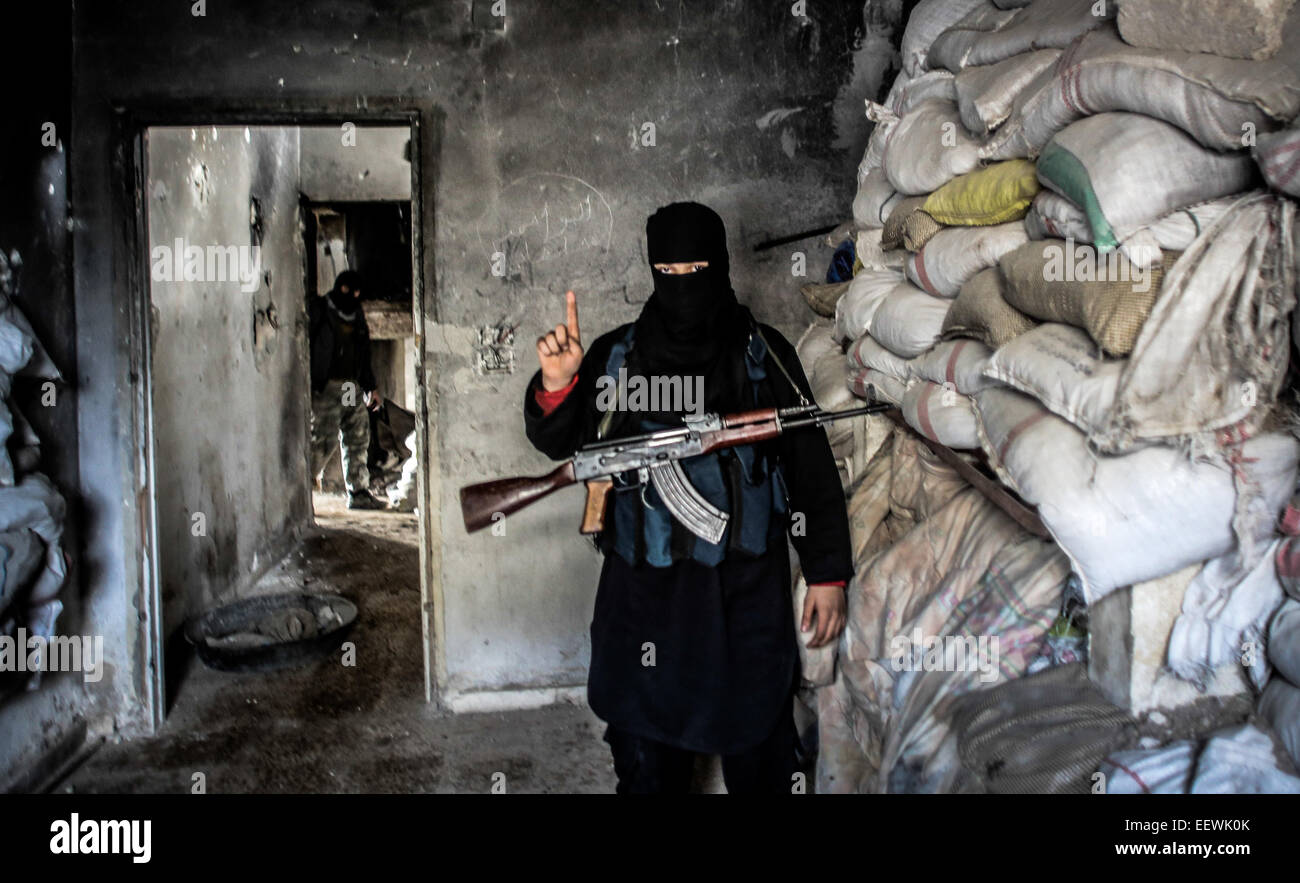 Gli stati di al-Qaeda con il volto coperto da diverse nazionalità, essi si trovano in una zona denominata Air Force Intelligence di Aleppo combattimenti con al-Assad di elementi dell'esercito in prima linea. © Ibrahim Khader/Pacific Press/Alamy Live News Foto Stock