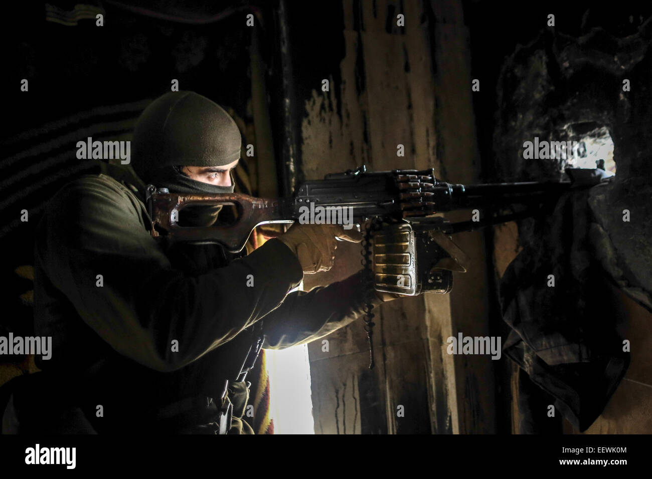 Gli stati di al-Qaeda con il volto coperto da diverse nazionalità, essi si trovano in una zona denominata Air Force Intelligence di Aleppo combattimenti con al-Assad di elementi dell'esercito in prima linea. © Ibrahim Khader/Pacific Press/Alamy Live News Foto Stock