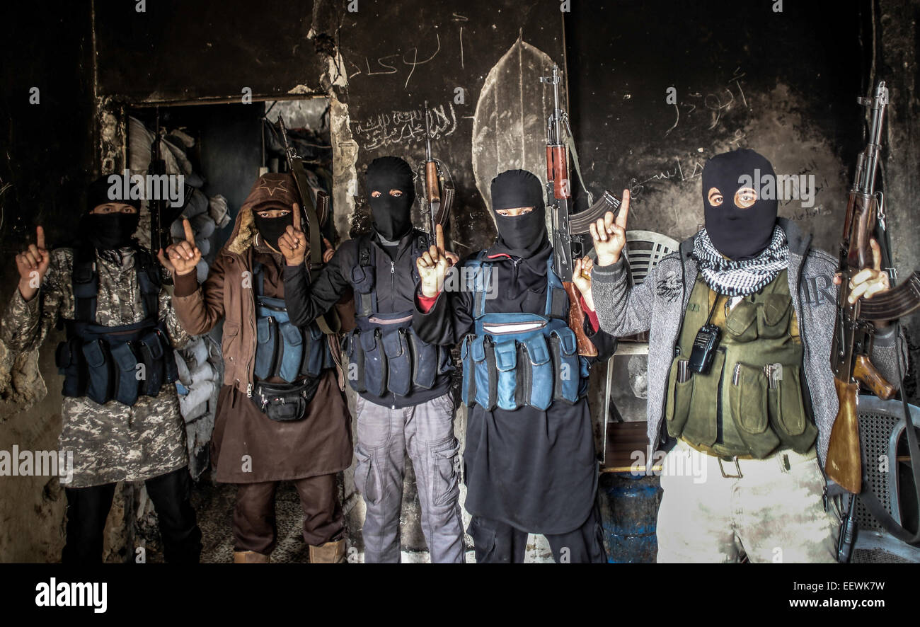 I membri di al-Qaeda con il volto coperto da diverse nazionalità, essi si trovano in una zona denominata Air Force Intelligence di Aleppo combattimenti con al-Assad di elementi dell'esercito in prima linea. © Ibrahim Khader/Pacific Press/Alamy Live News Foto Stock