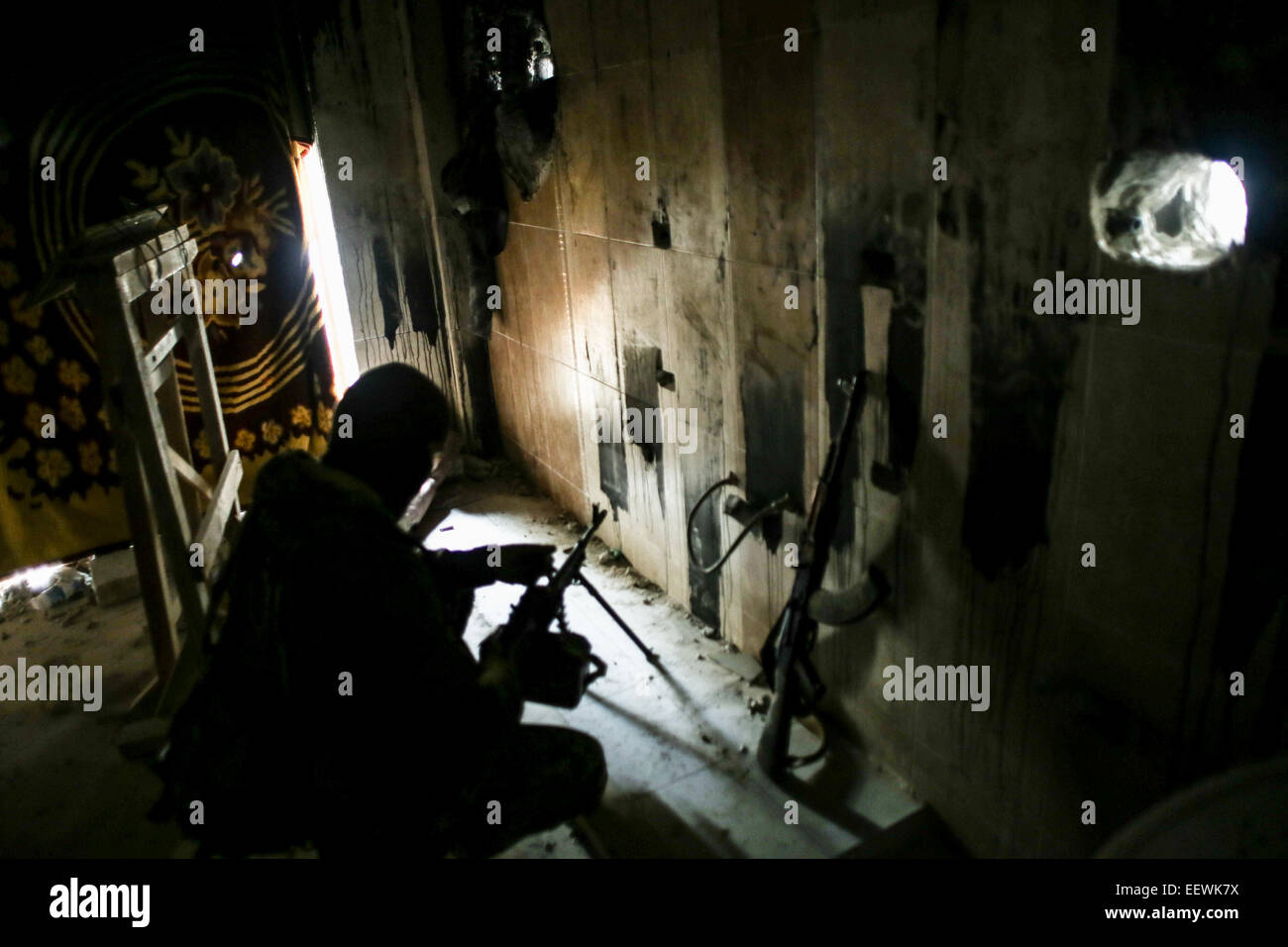 Gli stati di al-Qaeda con il volto coperto da diverse nazionalità, essi si trovano in una zona denominata Air Force Intelligence di Aleppo combattimenti con al-Assad di elementi dell'esercito in prima linea. © Ibrahim Khader/Pacific Press/Alamy Live News Foto Stock