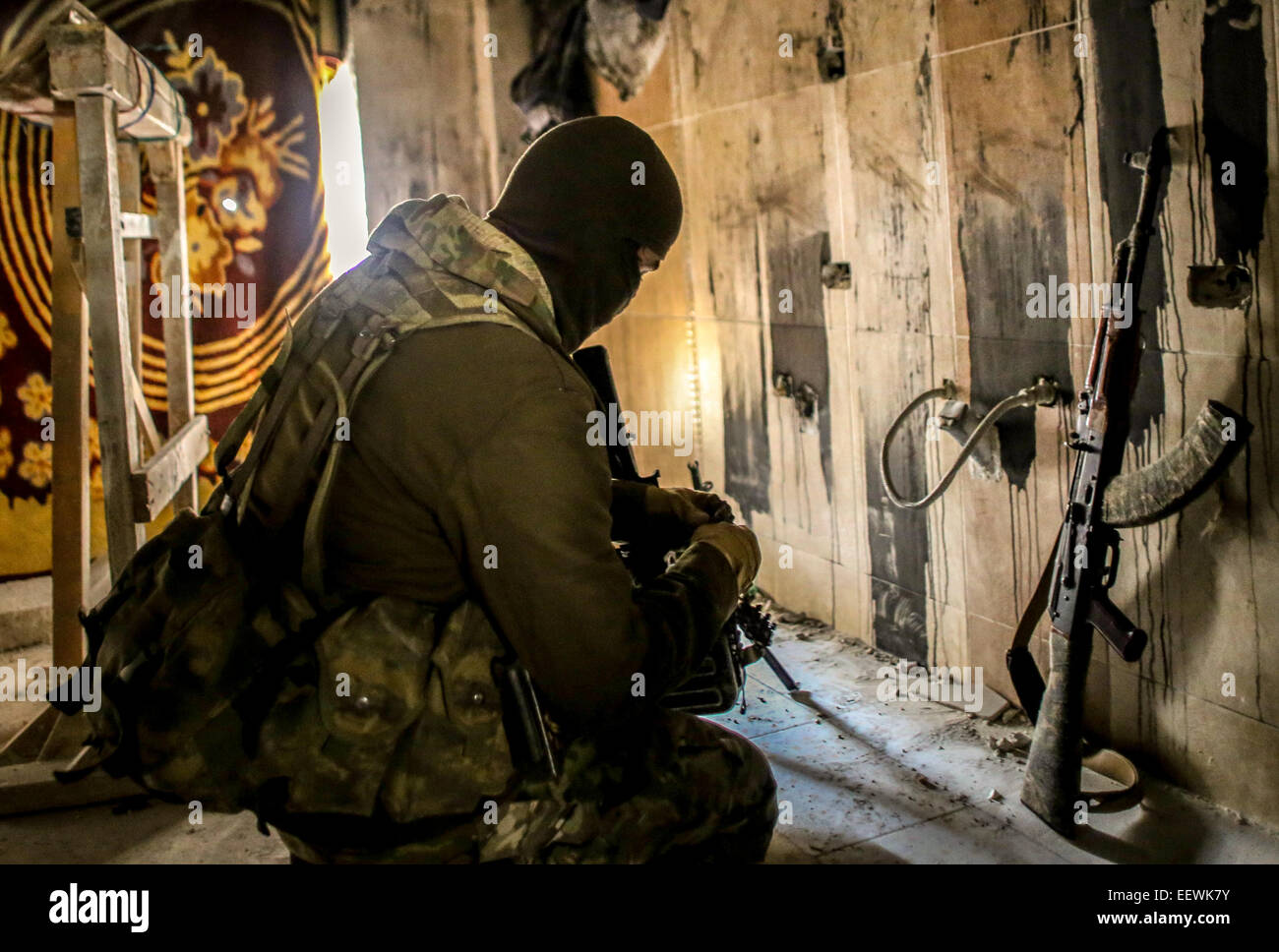 Gli stati di al-Qaeda con il volto coperto da diverse nazionalità, essi si trovano in una zona denominata Air Force Intelligence di Aleppo combattimenti con al-Assad di elementi dell'esercito in prima linea. © Ibrahim Khader/Pacific Press/Alamy Live News Foto Stock