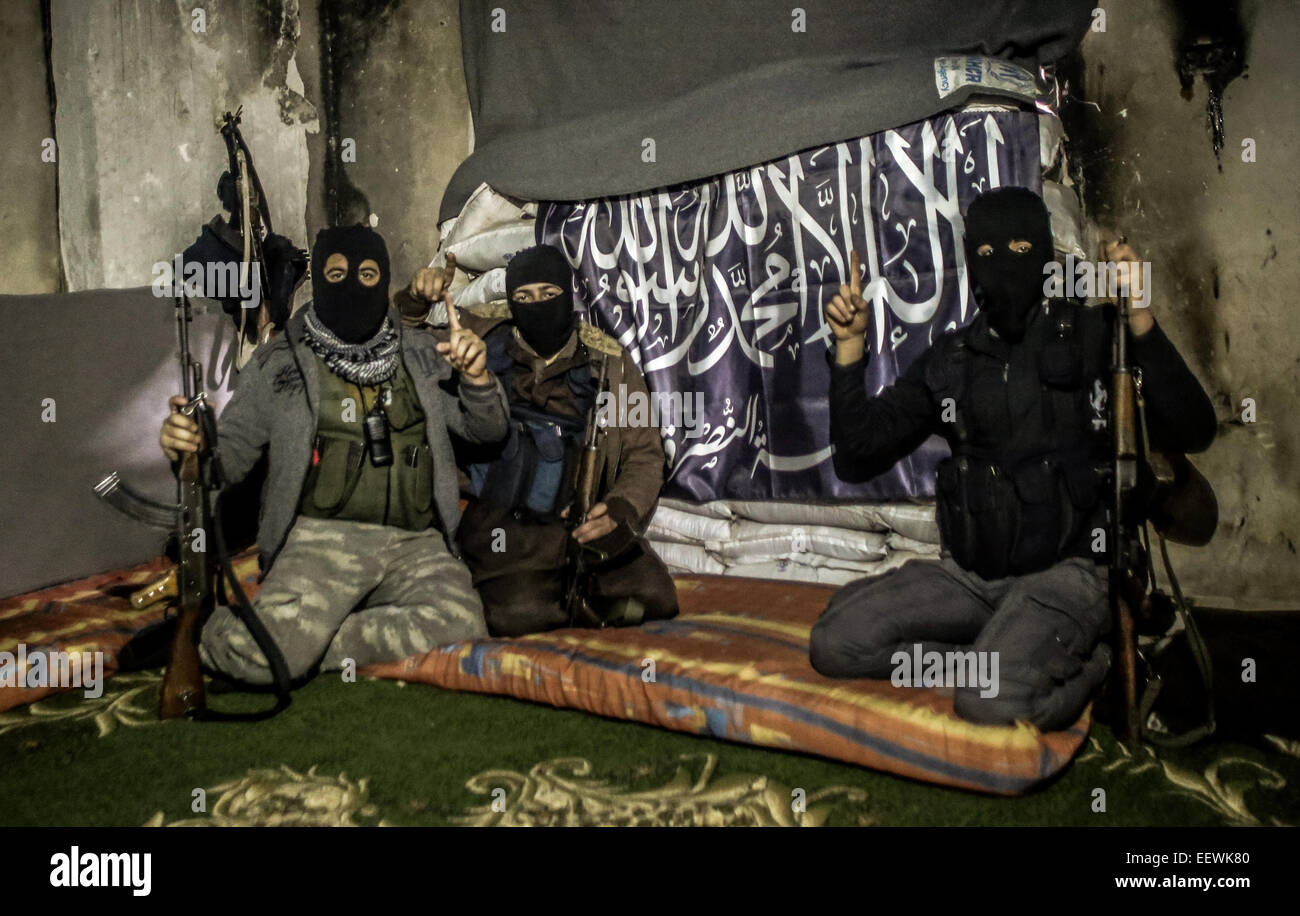 I membri di al-Qaeda con il volto coperto da diverse nazionalità, essi si trovano in una zona denominata Air Force Intelligence di Aleppo combattimenti con al-Assad di elementi dell'esercito in prima linea. © Ibrahim Khader/Pacific Press/Alamy Live News Foto Stock