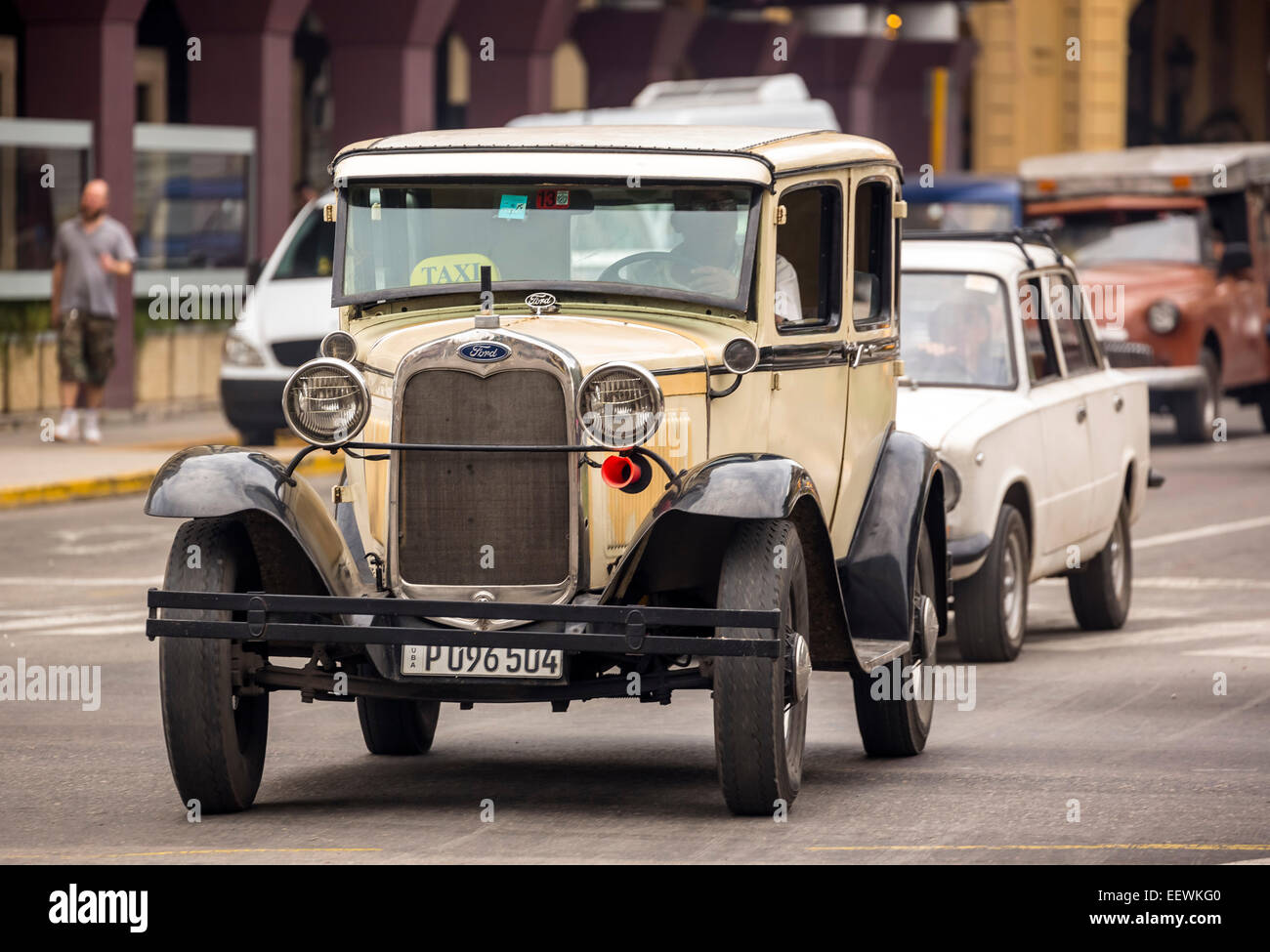Ford auto classica su strada, Havana, Cuba Foto Stock