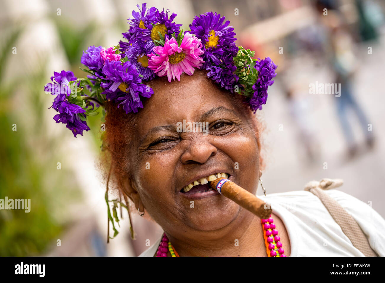 Anziana donna cubana con fiore copricapo e Sigaro avana, Cuba Foto Stock