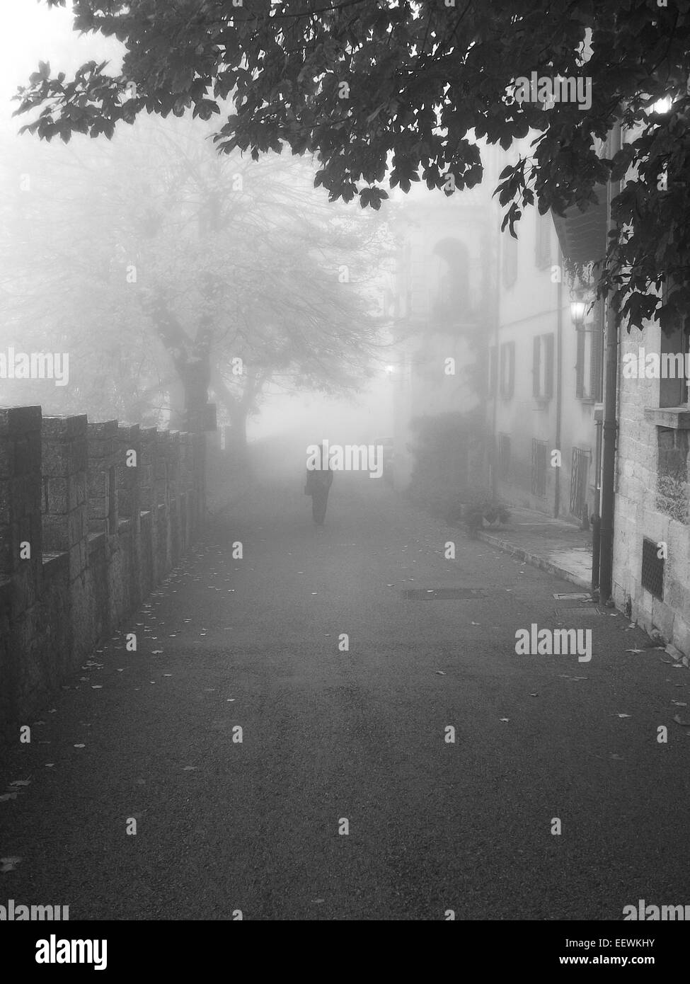 Un uomo nella nebbia, durante il mese di ottobre Foto Stock