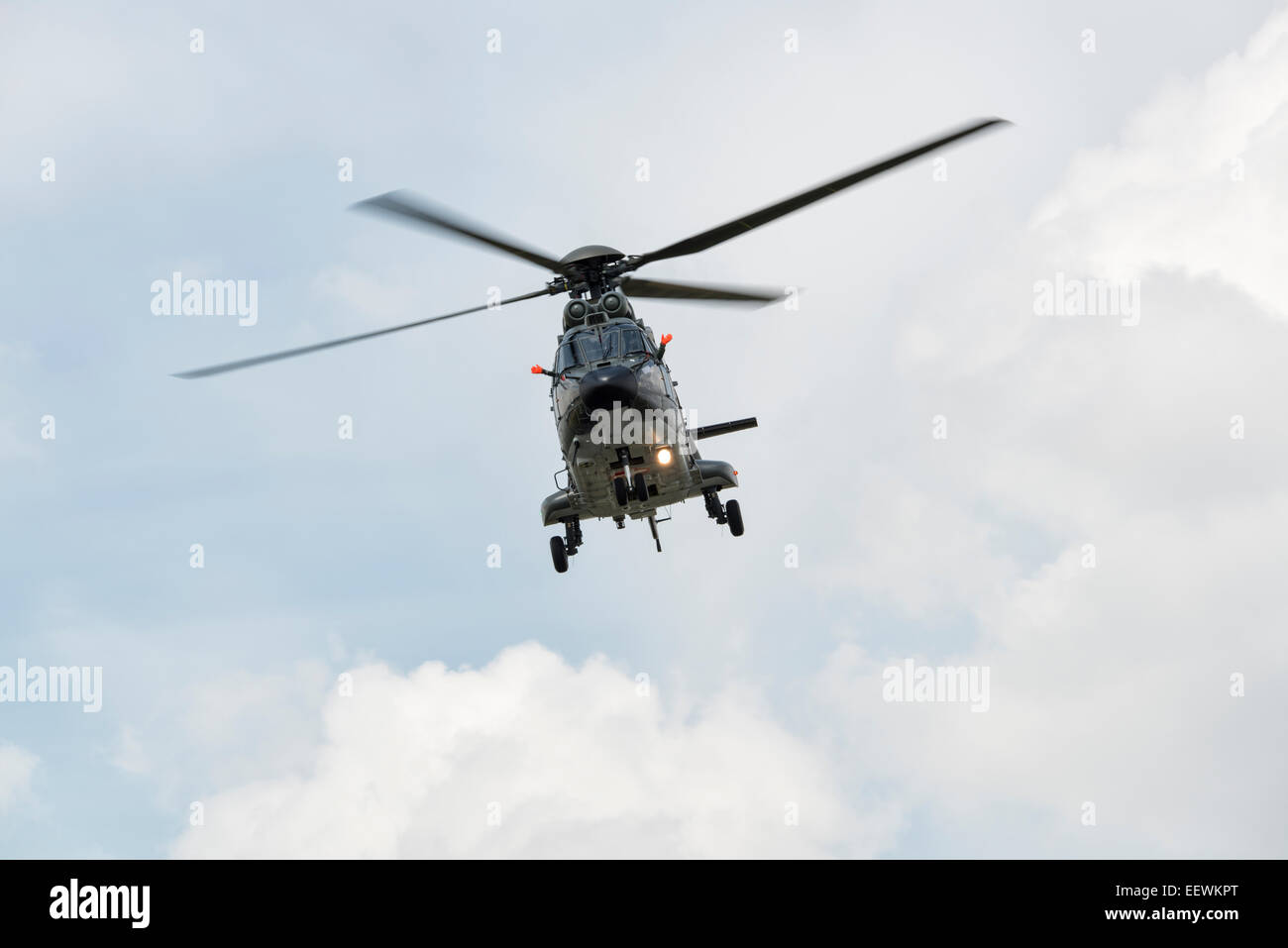 Swiss Airforce Super Puma elicottero fare un pass lateralmente lungo la linea della folla al RIAT con entrambi i piloti sventolando la folla Foto Stock