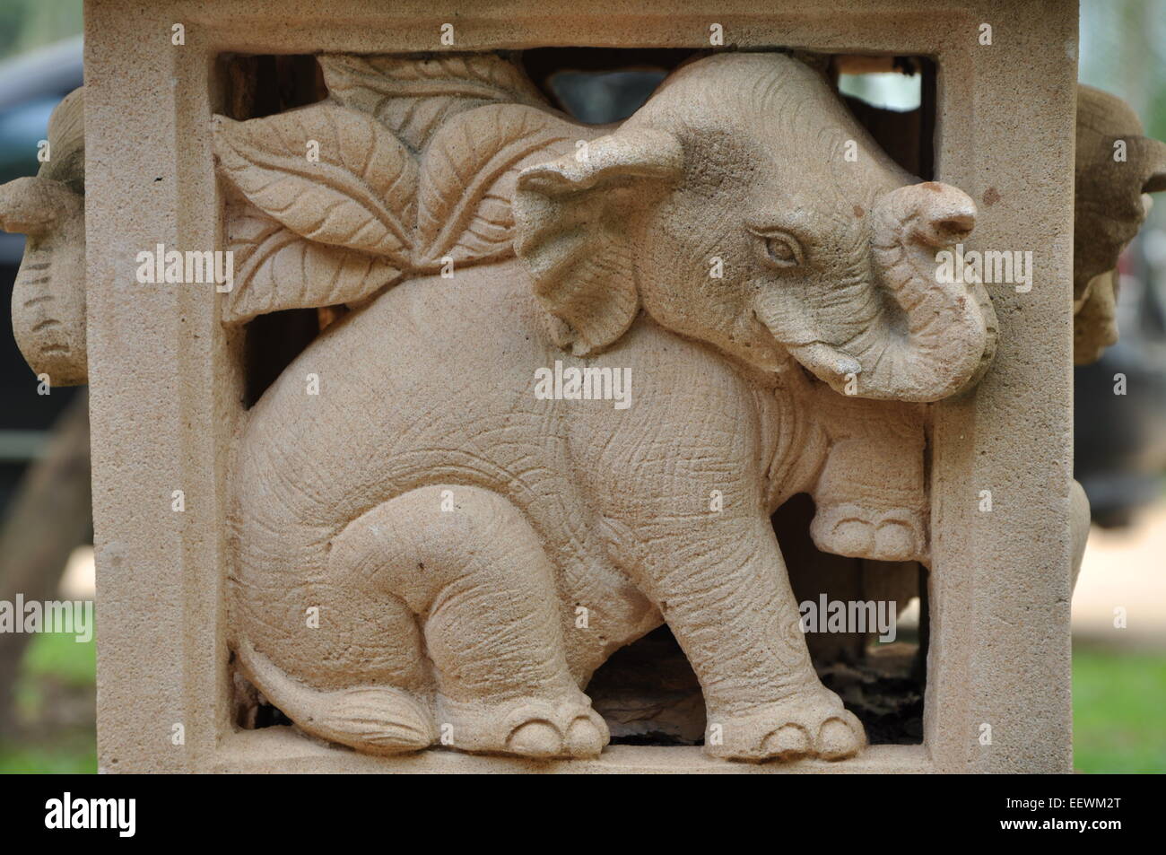 Piccole statue di elefante per il giardino. Foto Stock