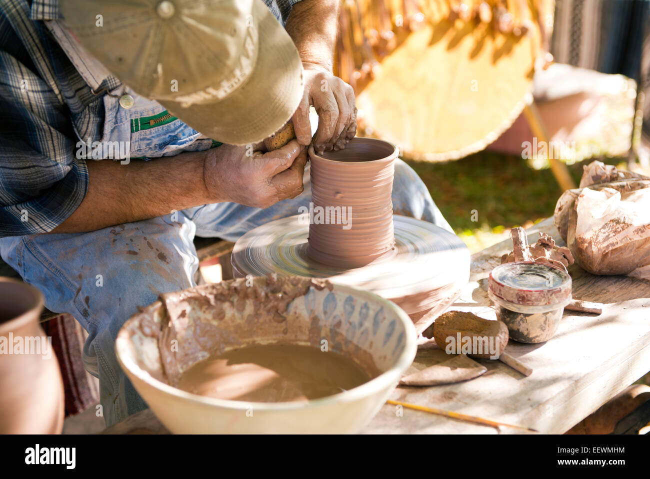 Pentole Di Argilla in Ceramica Autentiche, in Forma Di Foglie, Di Argilla E  Di Ciotole, Verniciate a Mano Con Un Disegno Di Violet Immagine Stock -  Immagine di stoviglie, vita: 208286321