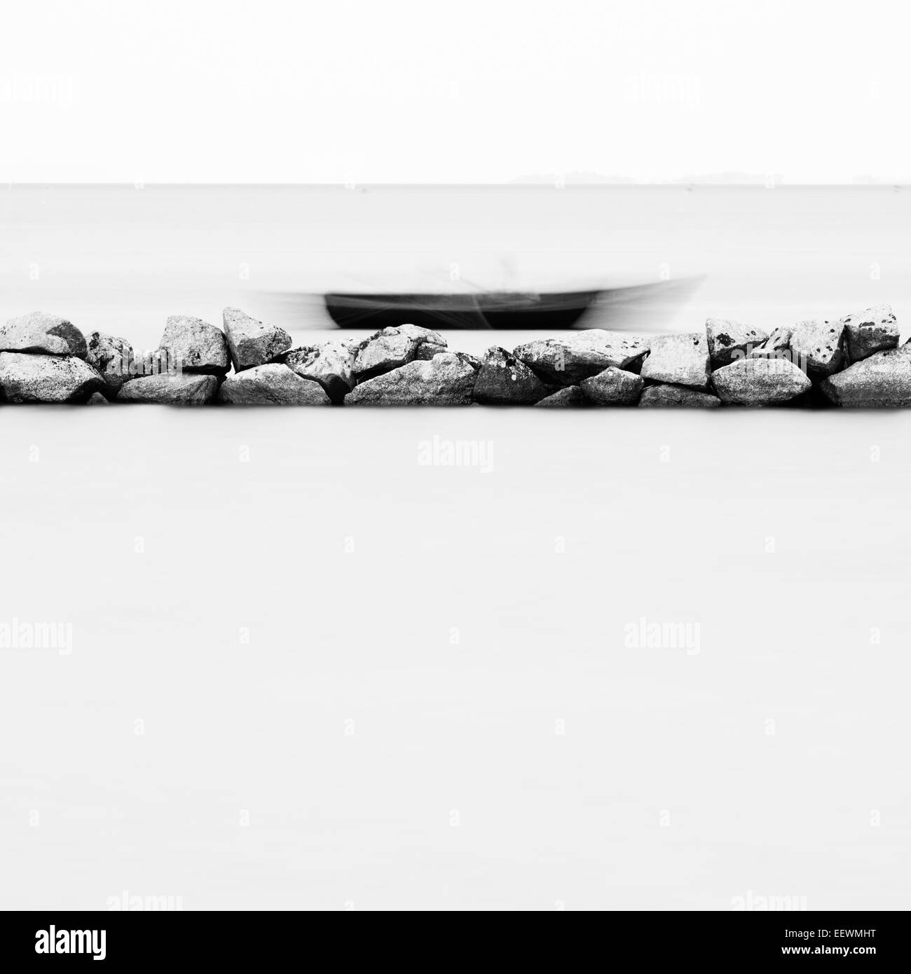 Tranquillo paesaggio dell uomo nella piccola barca sul lago Vättern, Svezia. Foto Stock