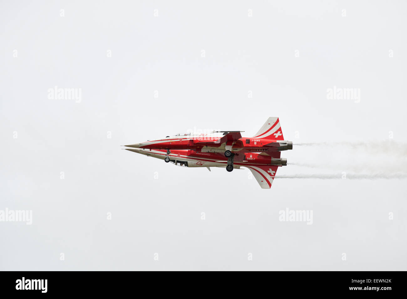 Due piloti da Swiss Air Force Aerobatic Team display, Patrouille Suisse crea un quasi perfetta immagine speculare al RIAT Foto Stock Due piloti da Swiss Air Force Aerobatic Team display, Patrouille Suisse crea un quasi perfetta immagine speculare al RIAT Foto Stock