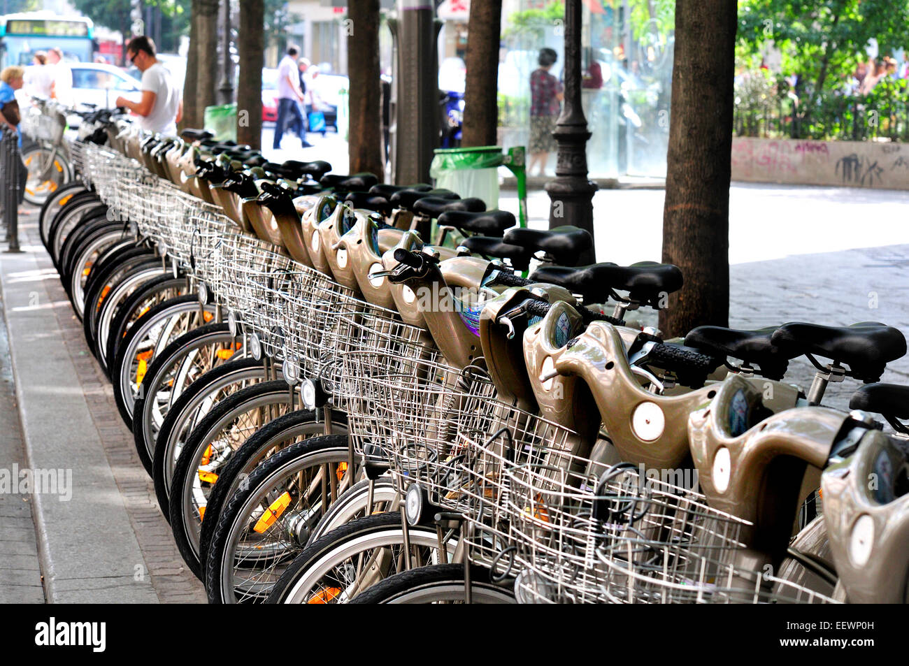Parigi, Francia. "Velib' biciclette a noleggio in strada Foto Stock