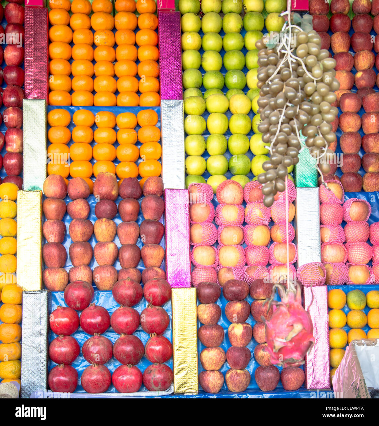 Frutta organica a un fornitore di prodotti alimentari in India Foto Stock