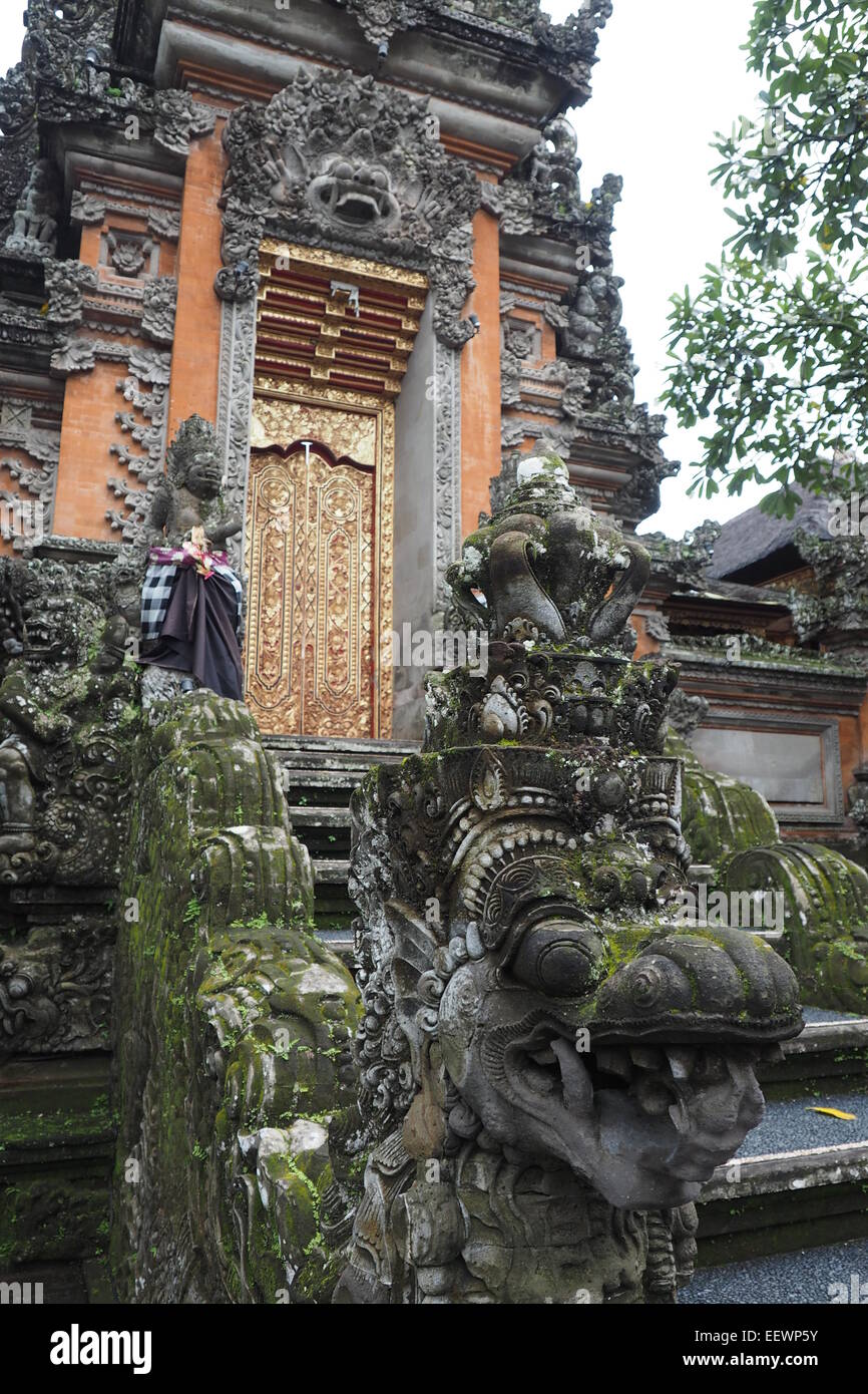 Statua di un drago a guardia del kori agung gate a pura Taman Saraswati, Ubud, Bali. Foto Stock