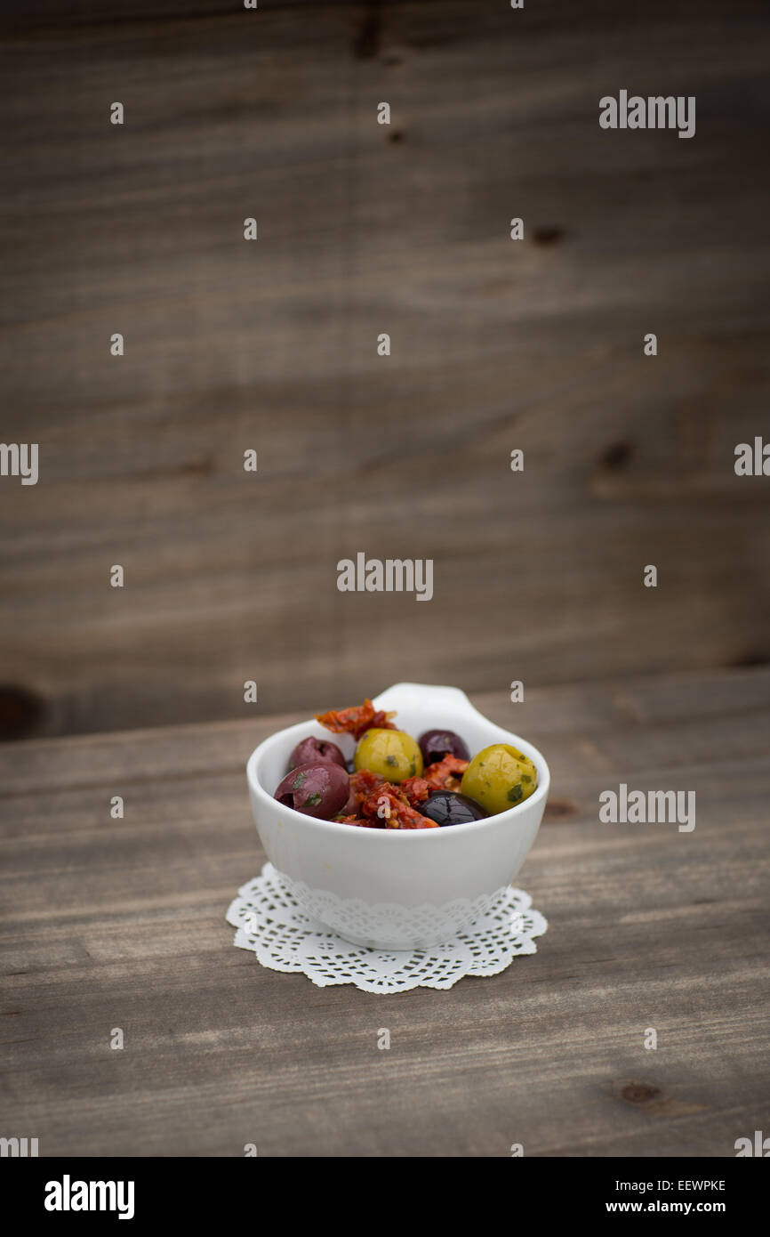 Ciotola bianco olive e pomodori secchi piuttosto centrini in pizzo Foto Stock
