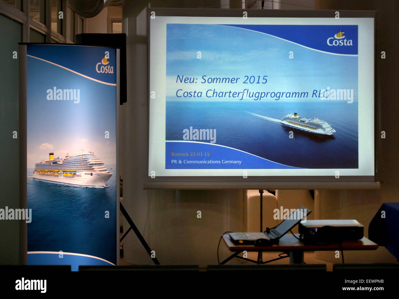 Rostock, Germania. Il 22 gennaio, 2015. Una cooperazione tra Rosctock-Laage Aeroporto e l'italiano compagnia di crociera Costa Crociere, una controllata di AIDA Cruises, è presentata nel corso di una conferenza stampa presso l'aeroporto Rosctock-Laage a Rostock, Germania, 22 gennaio 2015. Turisti di crociera sarà portato attraverso Laage di Warnemuende con un ulteriore programma di charter. Un totale di 17 piste sono previste con due navi Costa in Warnemuende nel 2015. Foto: BERND WUESTNECK/dpa/Alamy Live News Foto Stock