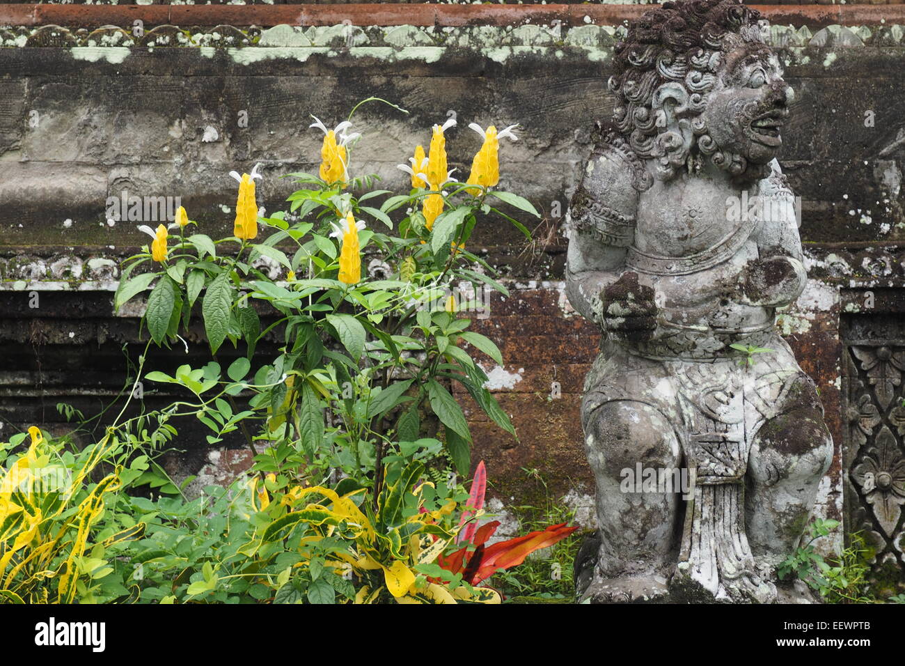Custode statua a pura Taman Saraswati Ubud, Bali. Foto Stock