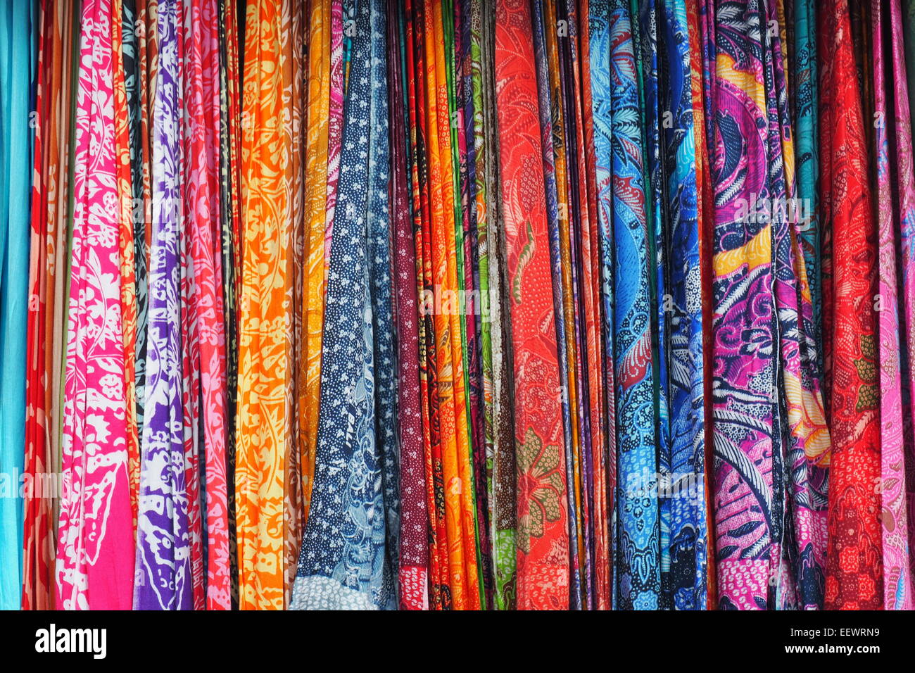 Rack di parei colorati nei mercati di Ubud, Bali. Foto Stock