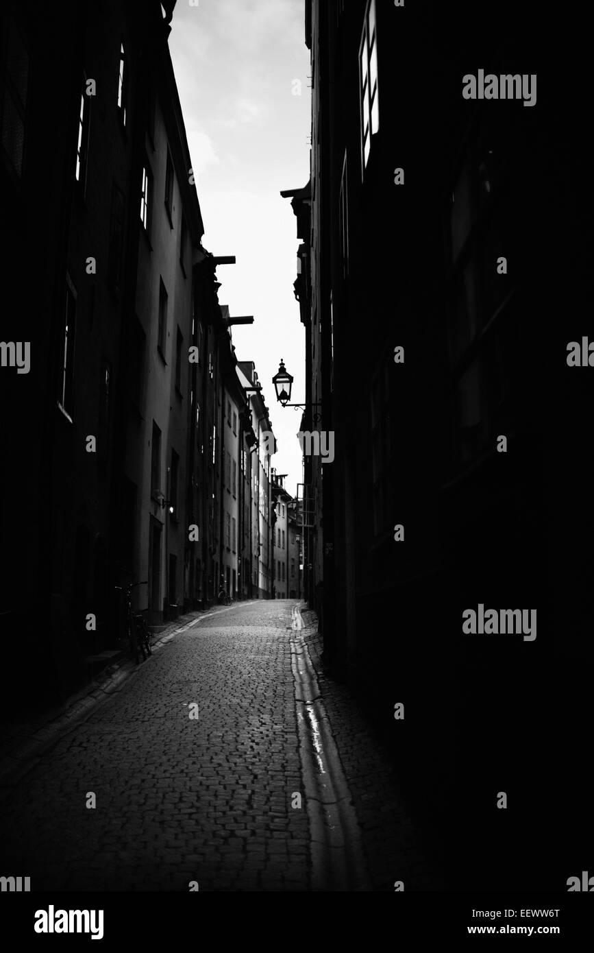 Dark street e gli edifici nella città vecchia di Stoccolma, Svezia. Foto Stock