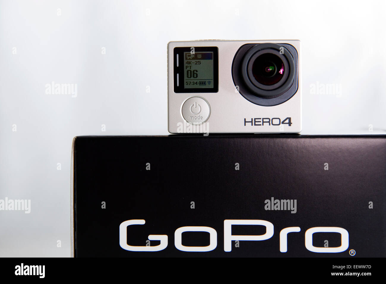Una GoPro Hero 4 Black Edition è raffigurato in un studio su uno sfondo bianco. Foto Stock