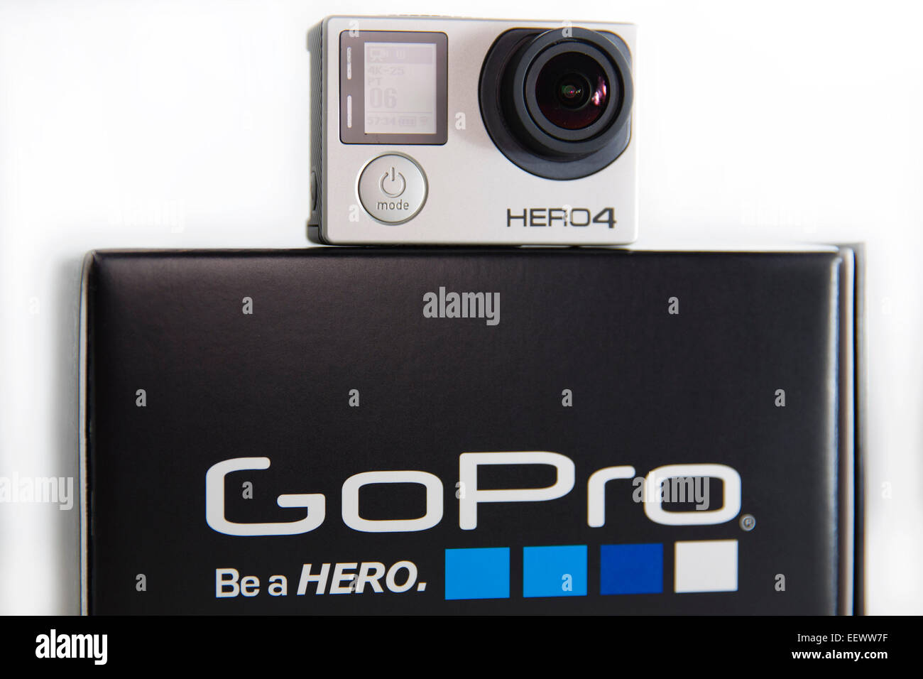 Una GoPro Hero 4 Black Edition è raffigurato in un studio su uno sfondo bianco. Foto Stock