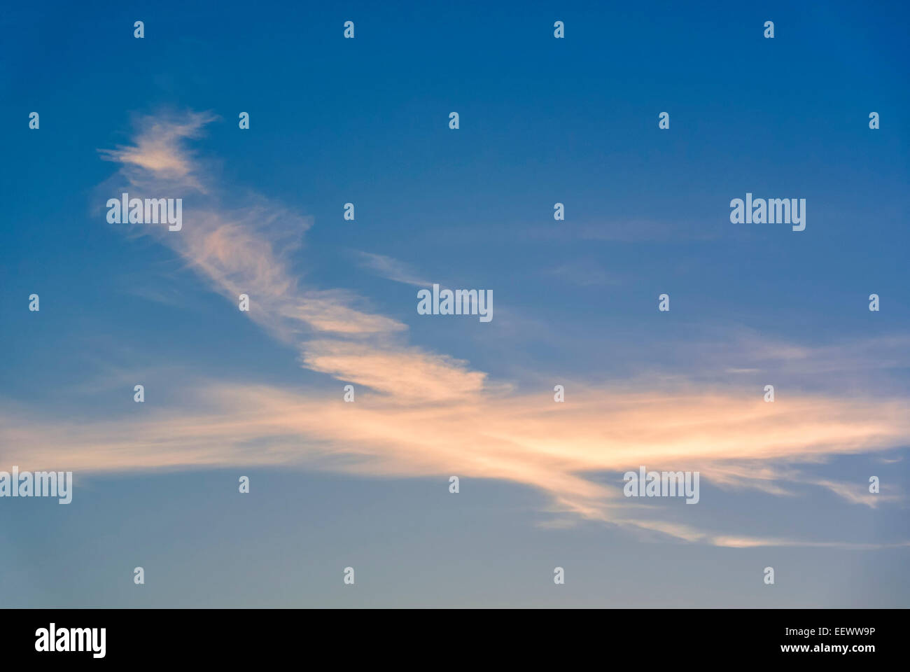 Le nuvole in una forma a croce Foto Stock