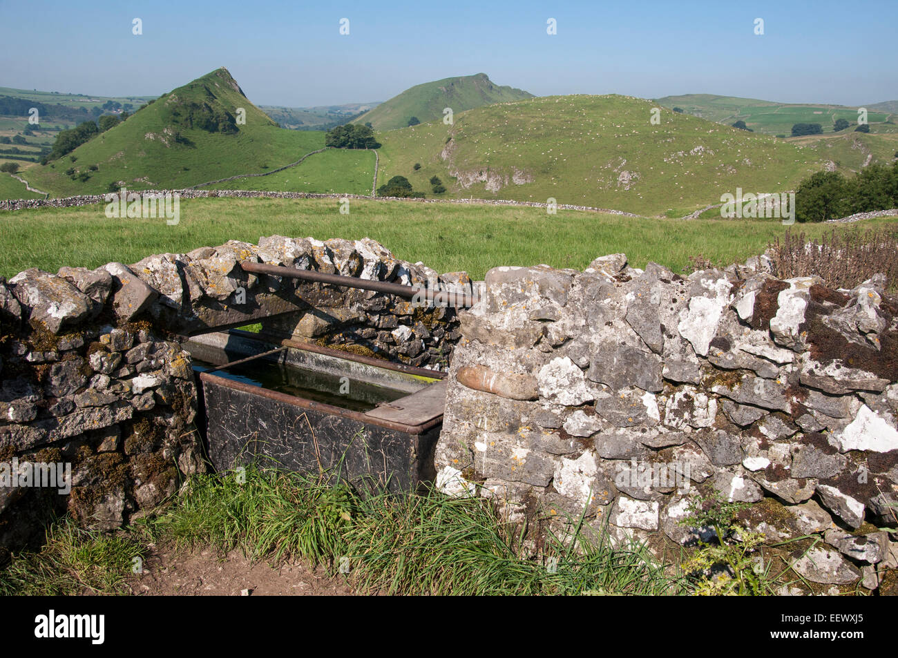 Un trogolo di acqua impostata entro una parete di roccia calcarea del Peak District con vista Parkhouse e colline di cromo. Foto Stock