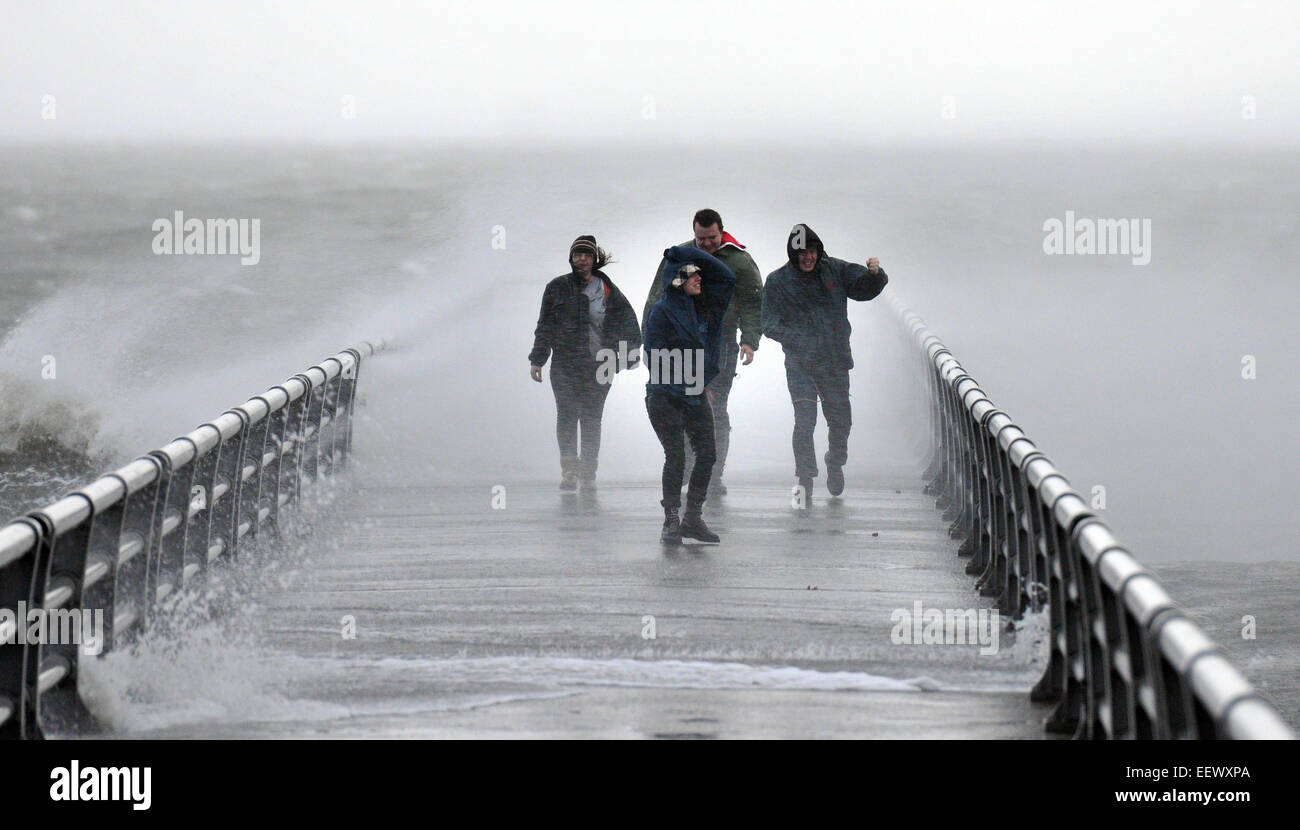 West Haven CT USA-- un gruppo di amici diventa uno sguardo più da vicino le oscillazioni dei mari e venti alti su un molo lungo la West Haven Boardwalk all'inizio uragano di sabbia. La tempesta ha causato centinaia di milioni di dollari di danni alla costa orientale. Foto Stock