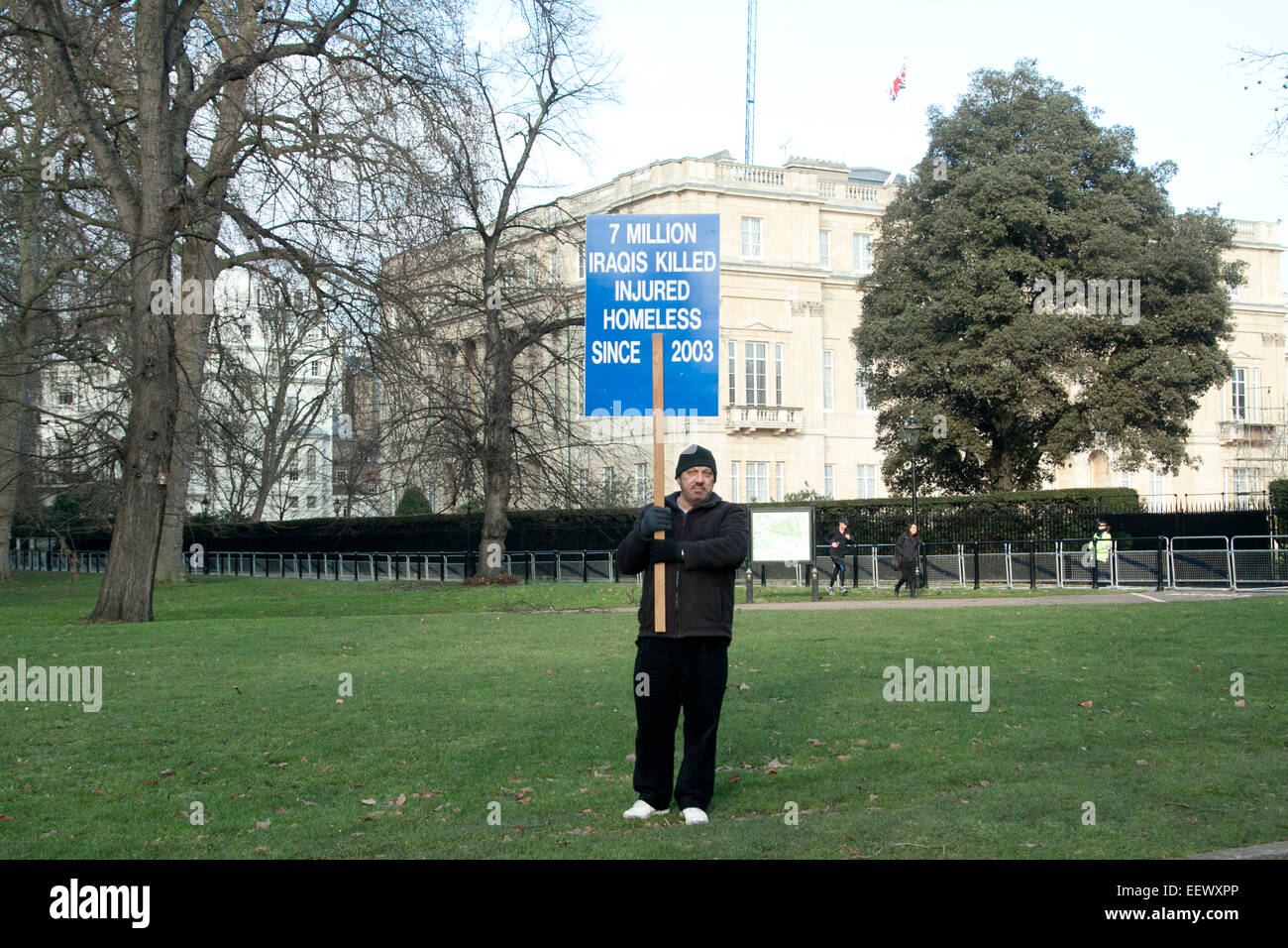 Londra, Regno Unito. Il 22 gennaio, 2015. Un manifestante al di fuori di Lancaster House di Londra dove un incontro dei ministri degli Esteri di 21 paesi si è svolta al fine di coordinare gli sforzi per combattere la minaccia del gruppo jihadista ISIS. Credito: amer ghazzal/Alamy Live News Foto Stock