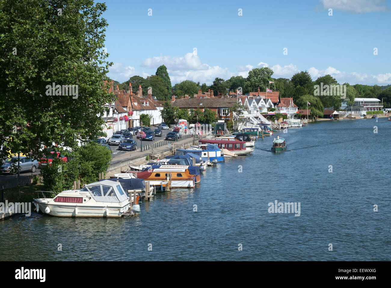Inghilterra, Oxfordshire, Henley-on-Thames: imbarcazioni da diporto ormeggiato sul fiume Tamigi Foto Stock