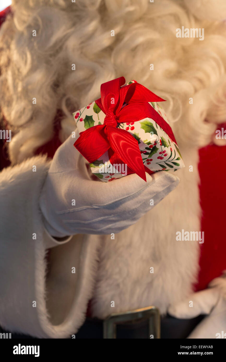 Babbo Natale regalo tenendo a portata di mano Foto Stock