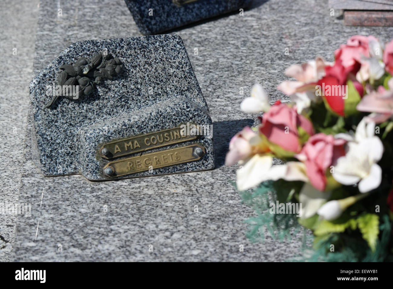 Una lapide in un cimitero di un villaggio in Bretagne, Francia Foto Stock