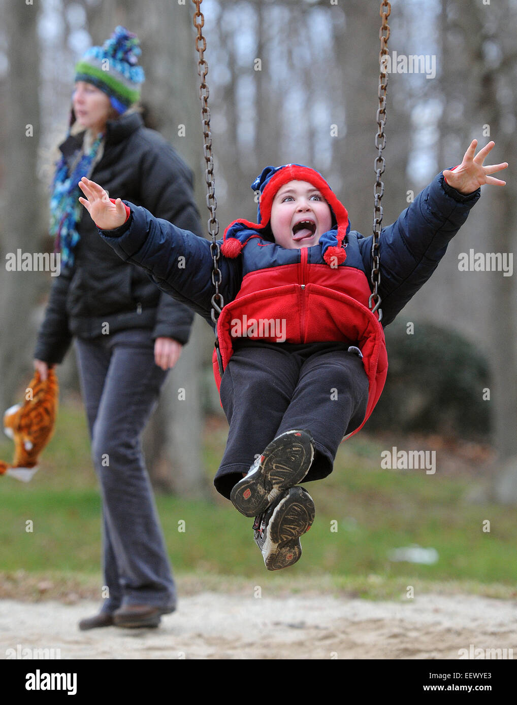 Branford CT USA- 6-year-old Rory Sanchez-Walsh si gode la sua vacanza invernale a Parker Memorial Park di Branford con la sua zia, Jess Walsh. Walsh è stato osservando il suo nipote e nipote mentre la sorella stava avendo un giorno di coccole presso un day spa. Sanchez-Walsh è da Waterbury e Walsh è da Branford. Foto Stock