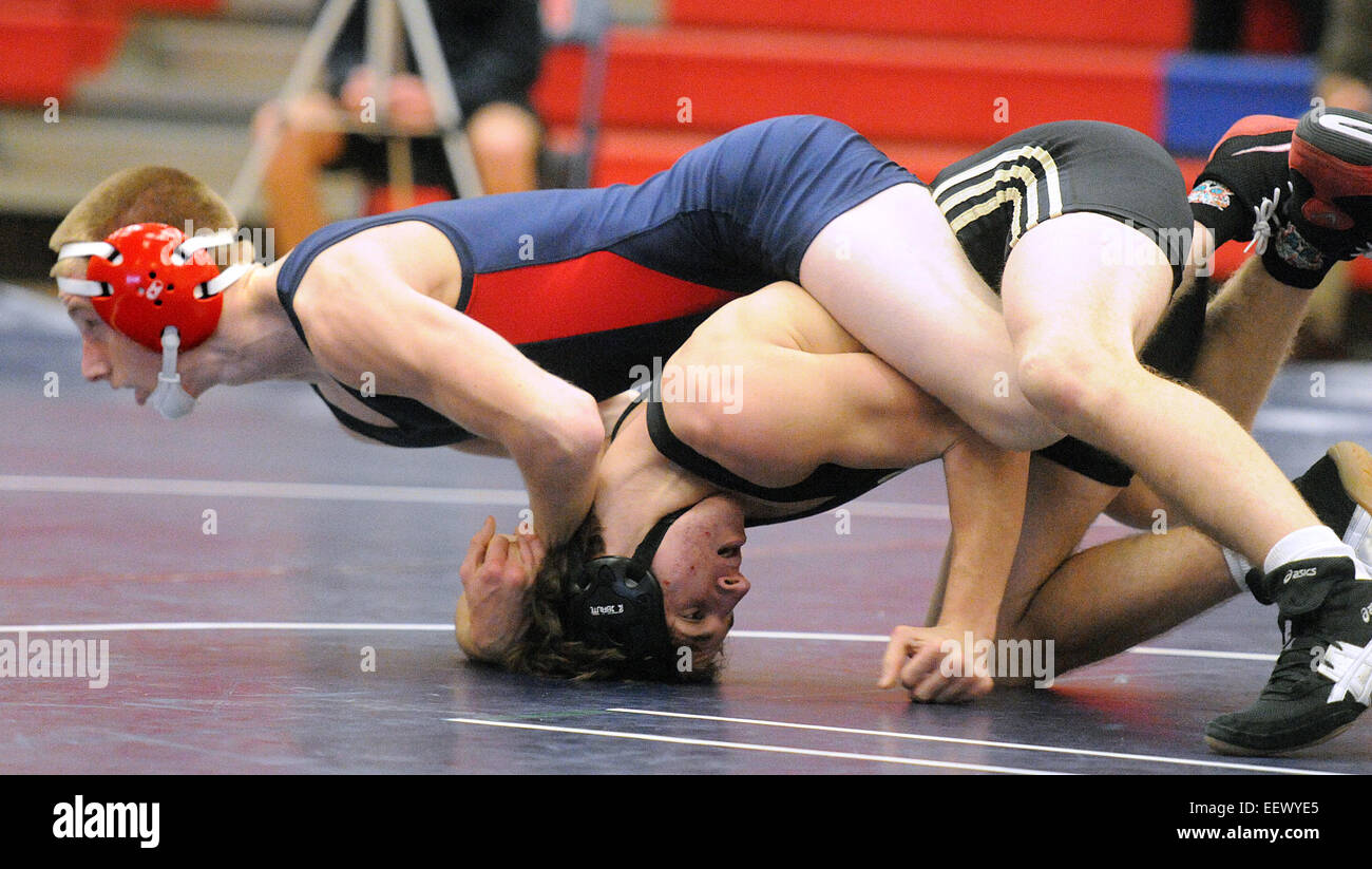 Milford, CT, Stati Uniti d'America-- specifiche diun's CJ Luth, superiore prende il sopravvento della mano Hank Cohen durante il 132 lb corrispondono. Luth ha vinto. Foto Stock