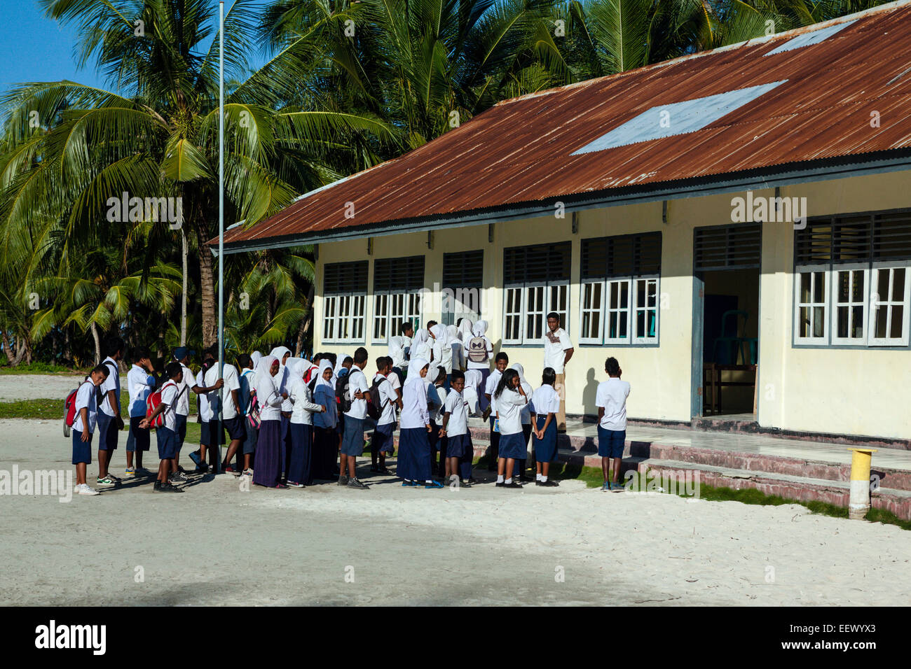 Ai bambini di andare a scuola, Pulau Manggur, Kai, ISOLE MOLUCCHE, INDONESIA Foto Stock