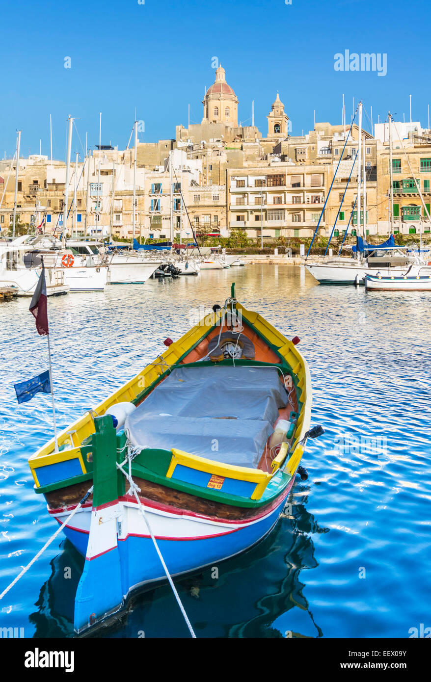 Litorale di Vittoriosa marina e colorate barche da pesca Dockyard Creek Birgu le tre città La Valletta Malta EU Europe Foto Stock