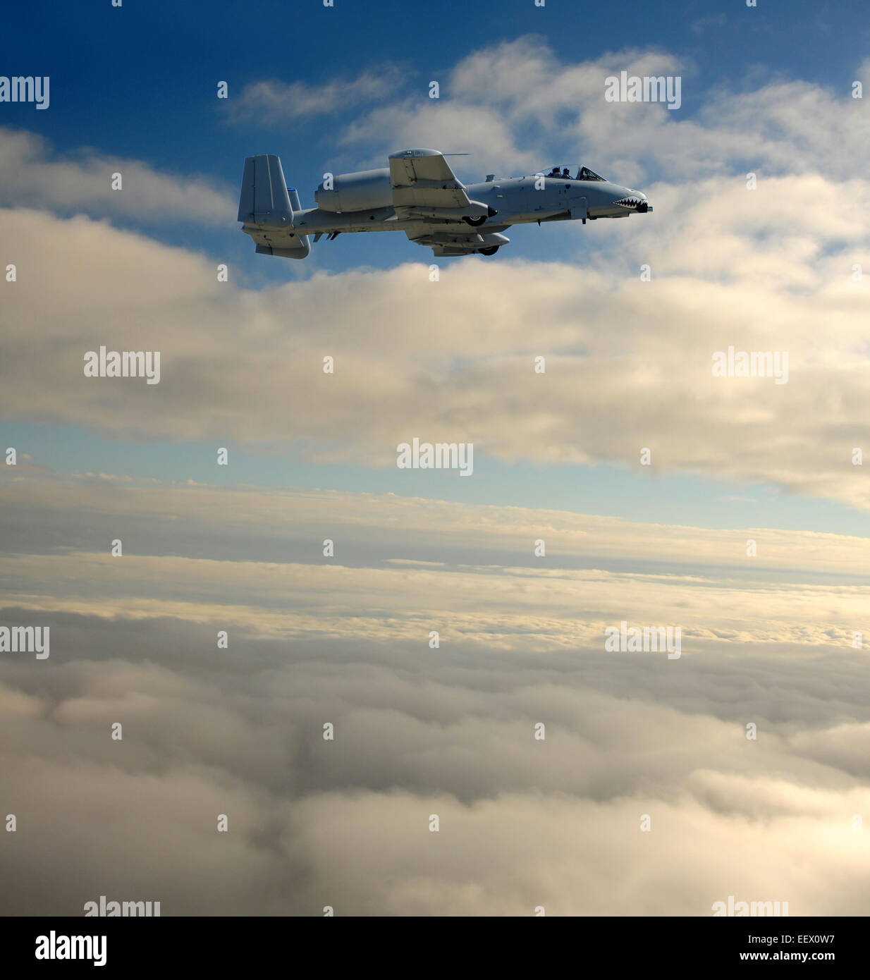 Air Force jet da combattimento ad alta altitudine al di sopra delle nuvole Foto Stock