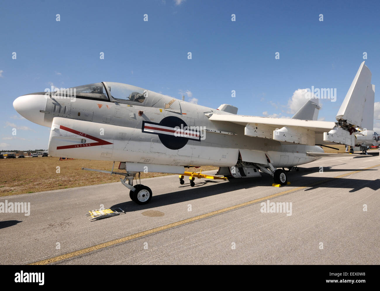 US Navy jet fighter parcheggiato su un campo di aviazione in remoto A-7 Foto Stock